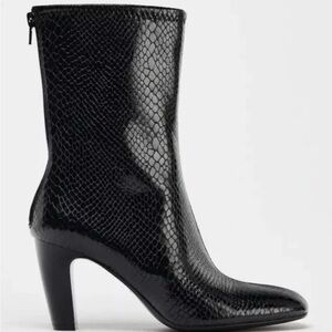Zara Black Textured Heeled Boots